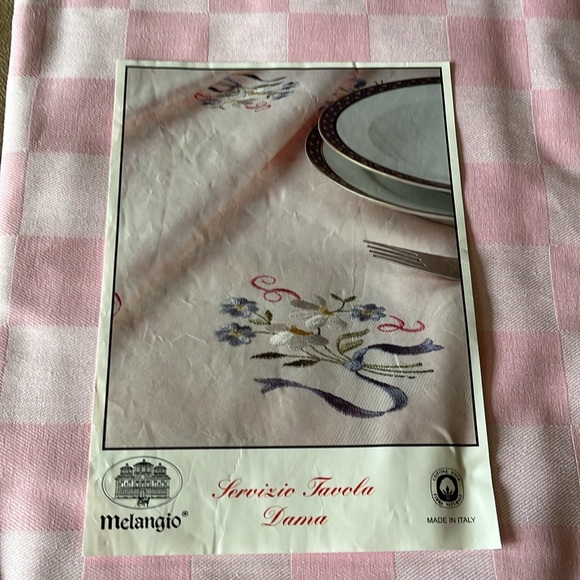 NWOT 70” Round Tablecloth and 8 napkins ftom Italy - Picture 5 of 8